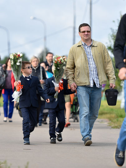 Дети идут с букетами на праздник 1 сентября. Фото Василий Кузьмичёнок