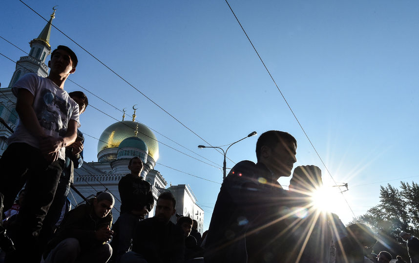Курбан-Байрам в Москве. Мусульмане у Соборной мечети. Фото AFP