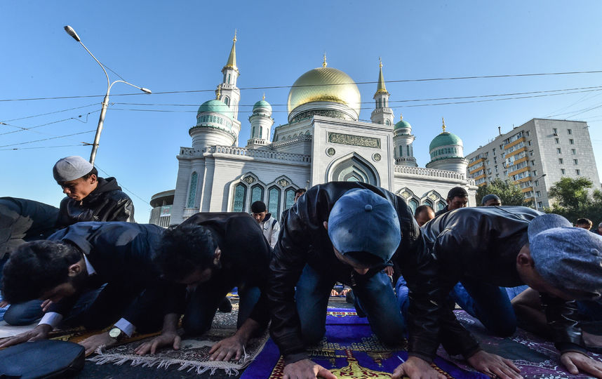 Курбан-Байрам в Москве. Мусульмане у Соборной мечети. Фото AFP