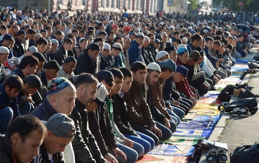 Мусульмане в Москве празднуют Курбан-Байрам. Фото РИА Новости