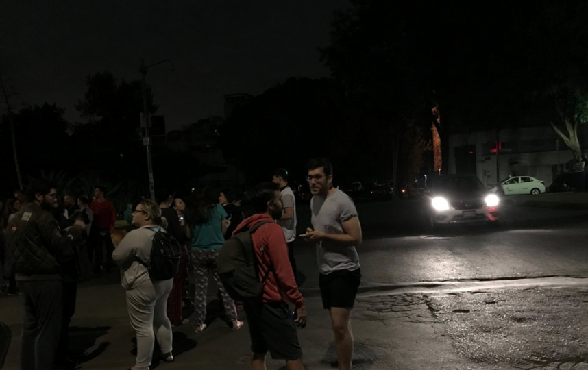 Мощное землетрясение в Мексике. Люди вышли на улицы, боясь оставаться дома. 