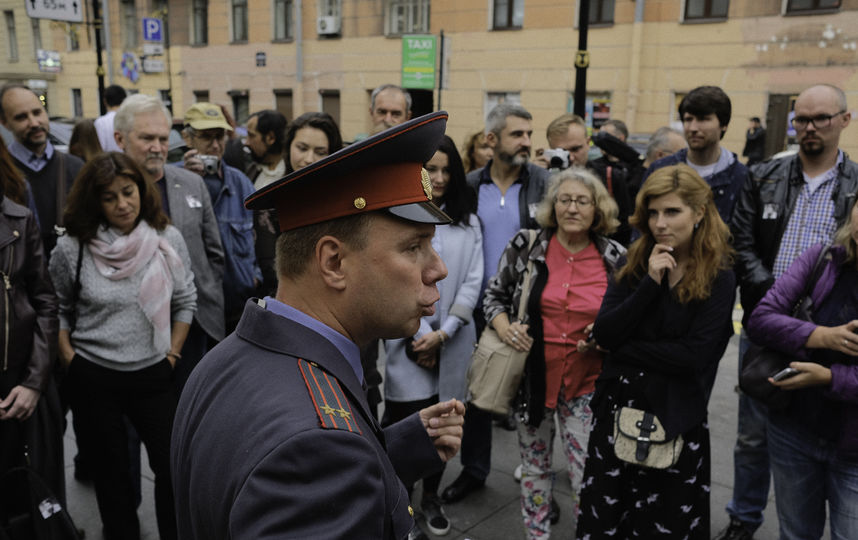 Cержант Кузнецов последовательно разобрал всю жизнь писателя. Правда, погоны на нем - подполковника. Фото 