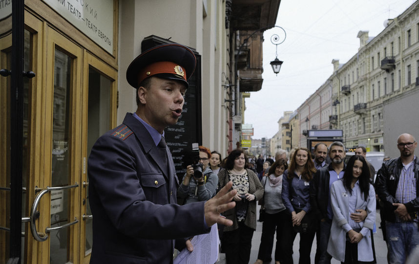 Cержант Кузнецов последовательно разобрал всю жизнь писателя. Правда, погоны на нем - подполковника. Фото 