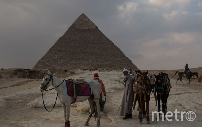 Обнаженная модель разозлила снимком на фоне пирамид Египта