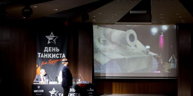Руководитель направления спецпроектов Wargaming Александр Бобко презентует танк "Штурмтигр" в технологии дополненной реальности. Руководитель направления спецпроектов Wargaming Александр Бобко презентует танк "Штурмтигр" в технологии дополненной реальности.