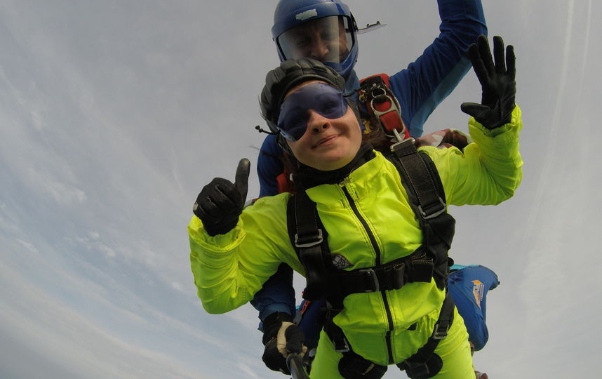 Этим летом я переборола свой страх и спрыгнула с парашютом с высоты 3000 метров. Это было волшебно! Фото Александра Афонина.