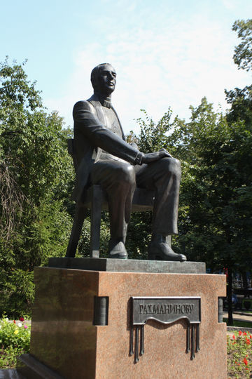 Памятник Рахманинову. Фото Василий Кузьмичёнок