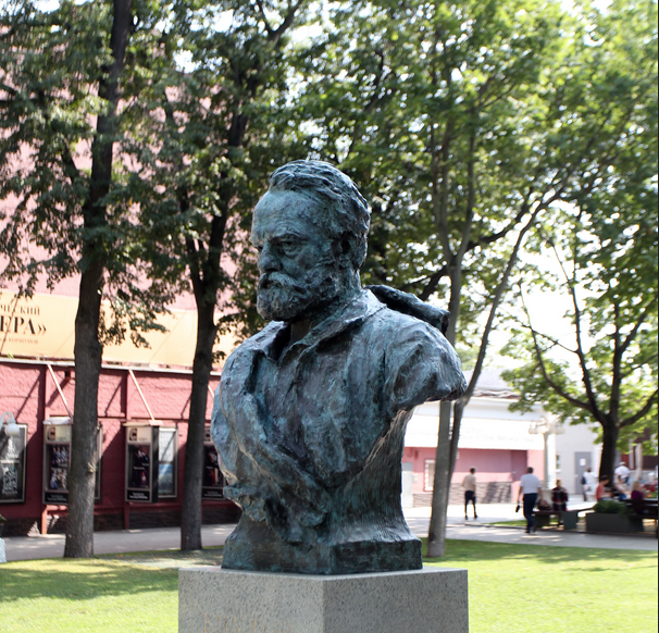 Бюст Виктора Гюго в саду "Эрмитаж". Фото Василий Кузьмичёнок