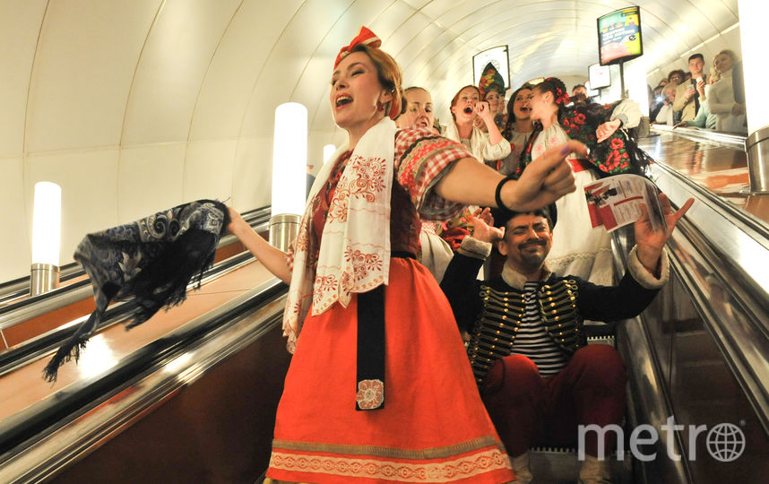 В метро пели и плясали. Фото Святослав Акимов, "Metro"