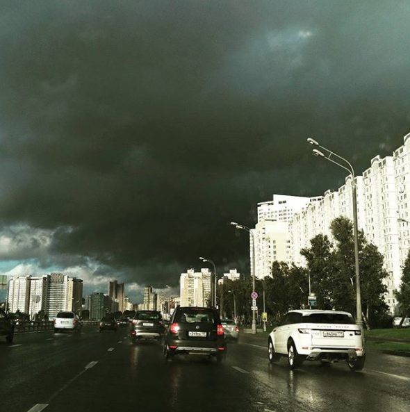 Ветров последнее. Шторм в Москве. Шторм в Москве фото. Донской район Москвы дождь. Ветер Инстаграм фото.