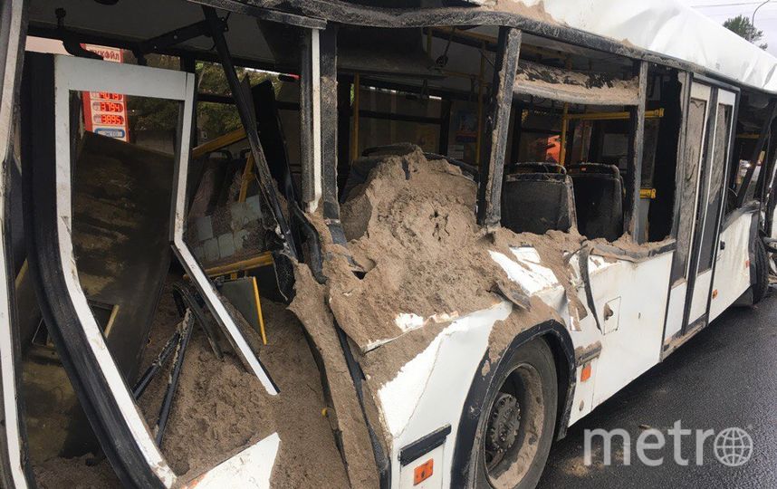 Самосвал засыпал песком автобус после ДТП в Петербурге