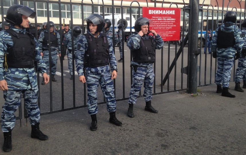 Охранник с рацией. Охранное предприятие вольф в москве. Охрана вольф. Охранное агентство эмблема. Охранное предприятие вольф в москве.