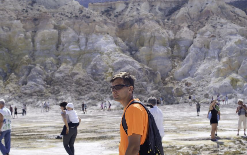Летом мы с мужем в Греции погуляли по кратеру вулкана. Непередаваемые ощущения. Все вокруг кипит, бурлит , земля горячая под ногами... красота. Фото Афонина Александра