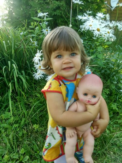 Наша долгожданная девочка, наш прекрасный ангелочек провела лето на даче:) вот такое солнечное фото с любимой Лялей. Фото Афонина Александра
