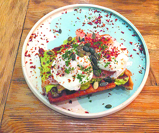 Scramble cafe москва. Скрэмбл кафе на патриарших. Scramble ул спиридоновка 24 1. Scramble cafe патриаршие. Scramble café патриаршие пруды.