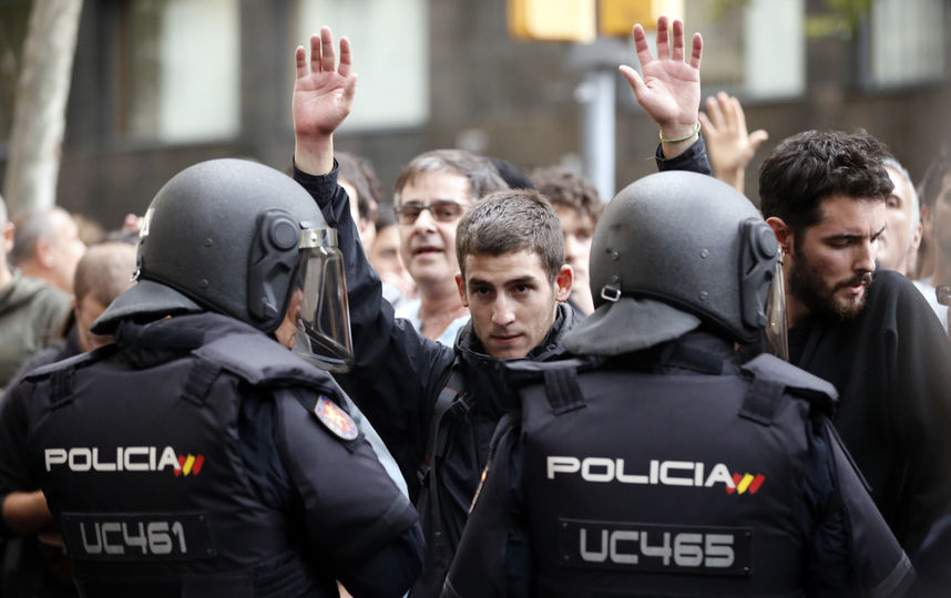 На референдуме в Каталонии произошли столкновения с полицией. Фото AFP