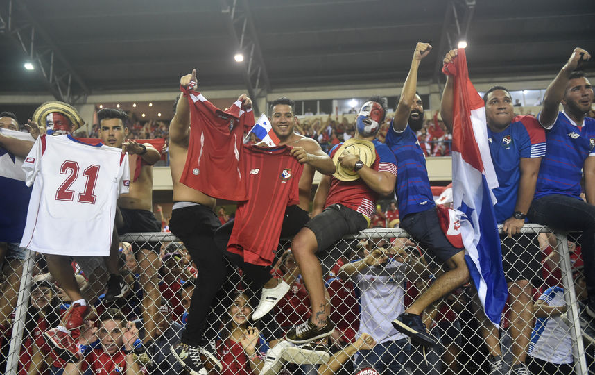 Болельщики сборной Панамы празднуют успех. Фото AFP