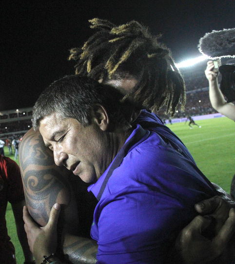 Футболисты сборной Панамы празднуют успех вместе с тренером. Фото AFP
