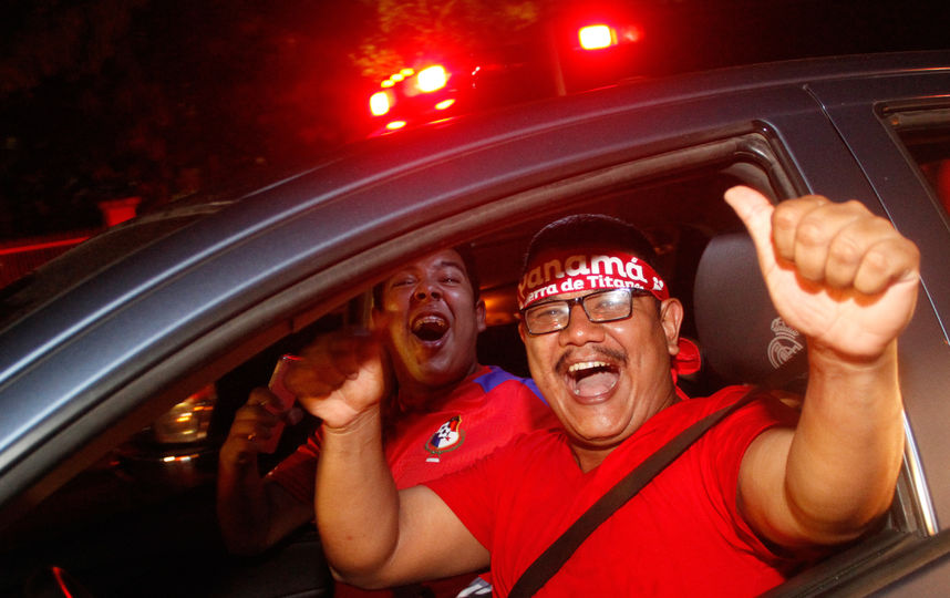 Болельщики сборной Панамы празднуют успех. Фото AFP
