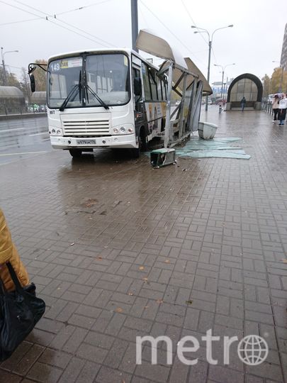 Прохожий заметил идущий на остановку автобус в 180 м позади себя решение