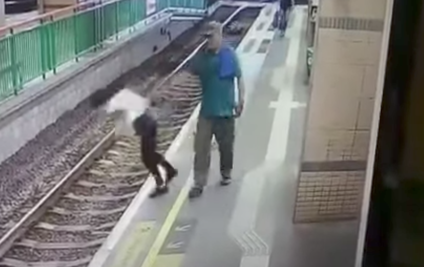 Мужчина толкнул под поезд. Мальчика толкнули под поезд. Толкнул под поезд в метро. Мужчина толкнул женщину в метро.