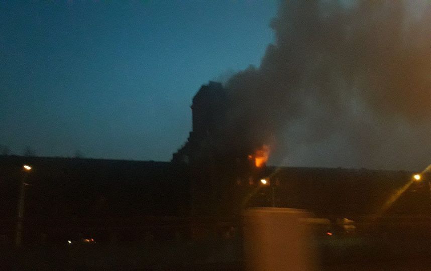 Завод «Красный треугольник» полыхает на Обводном канале Завод «Красный треугольник» полыхает на Обводном канале