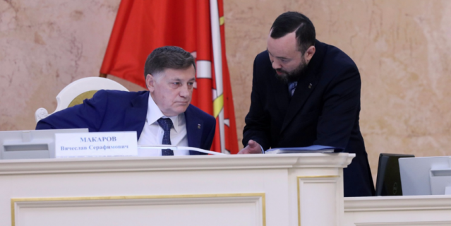 Анохин - справа. Анохин - справа.