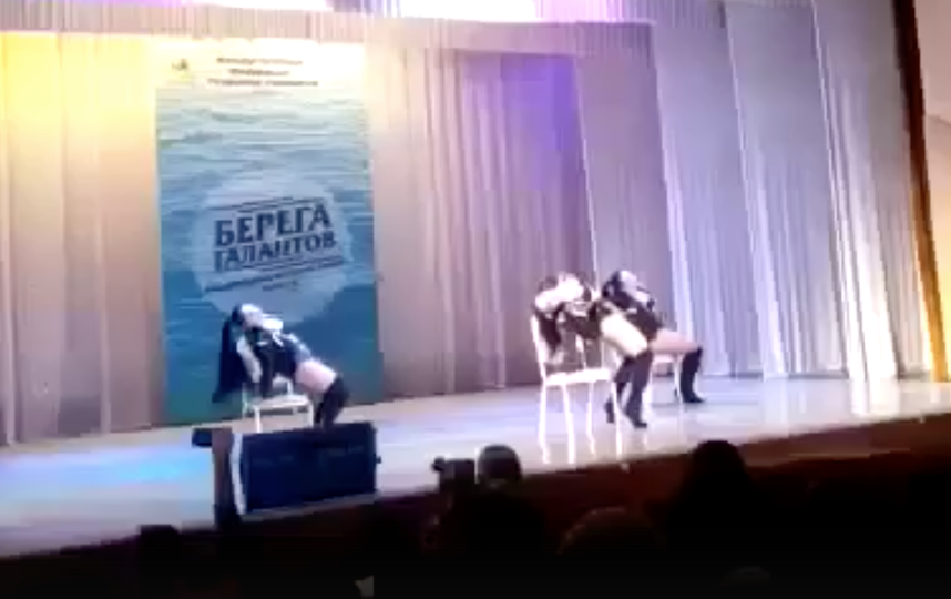 В Таганроге на детском конкурсе талантов выступили полуголые девушки с эротическим танцем