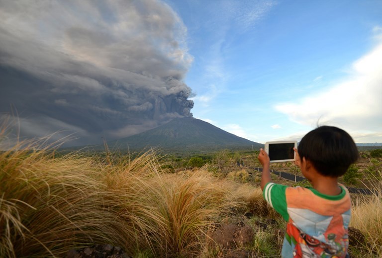Извержение вулкана Агунг на Бали. Фото AFP
