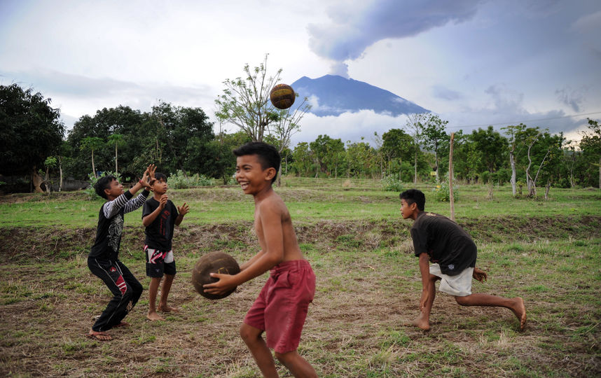 Местные жители в поблизости от вулкана. Фото AFP
