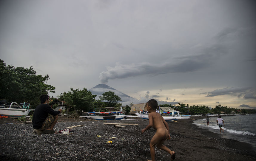Местные жители поблизости от вулкана. Фото AFP