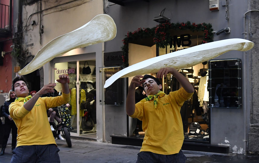 Мастера-пиццайоло выступают в Неаполе. Фото AFP