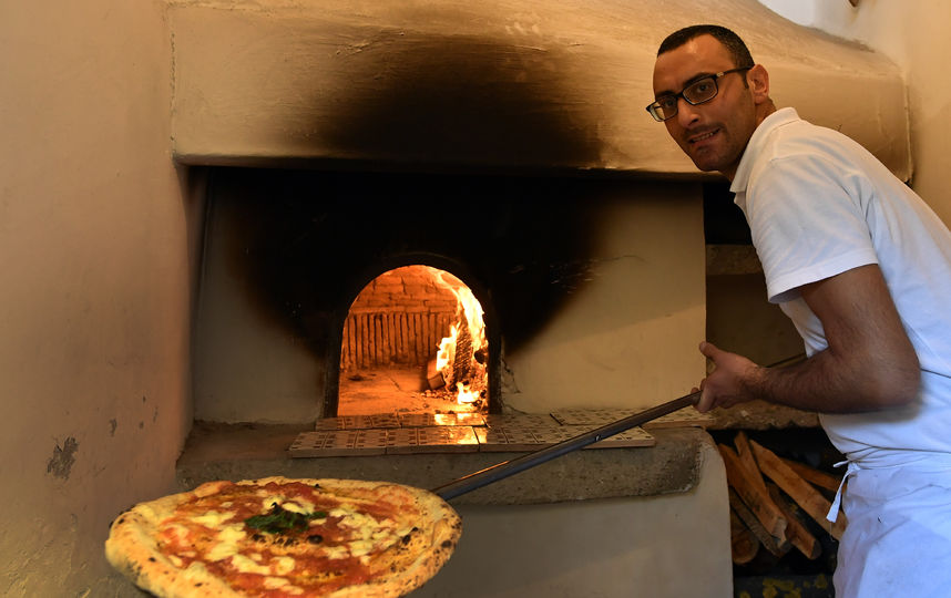 Приготовление неаполитанской пиццы. Фото AFP