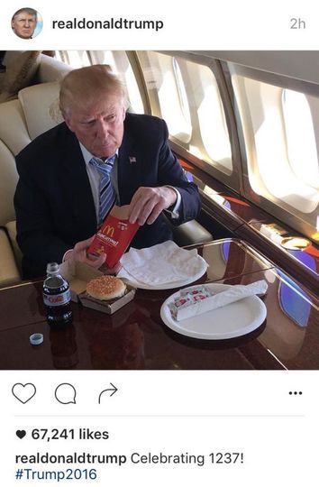 Дональд Трамп ест фастфуд. Фото Twitter