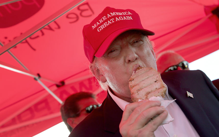 Дональд Трамп ест фастфуд. Фото Getty