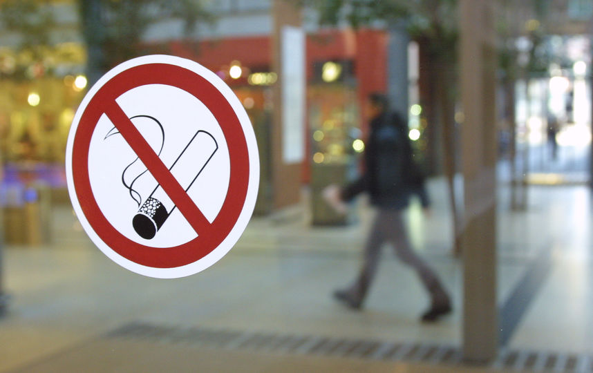 На данный момент курение на территории медицинских учреждений запрещено. Фото Getty