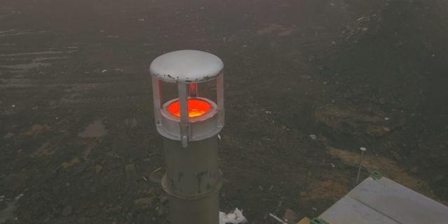Газ сжигают с помощью факелов на высоте шесть метров. Газ сжигают с помощью факелов на высоте шесть метров.