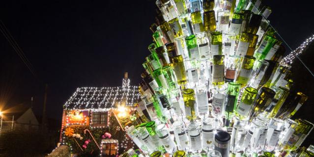 Гигантская рождественская елка, состоящая из использованных бутылок. Гигантская рождественская елка, состоящая из использованных бутылок.