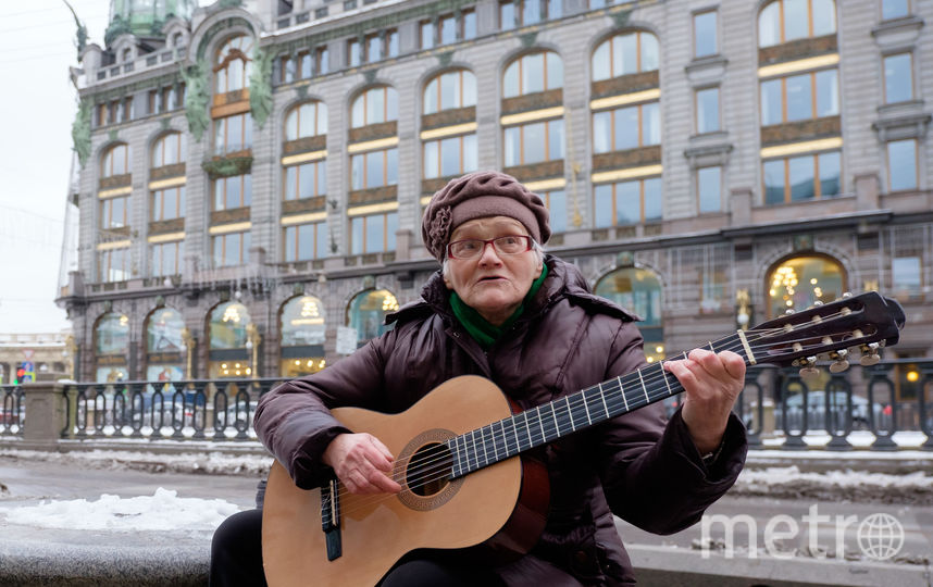 Работа петербург пенсионеров. Пенсионеры Петербурга. Пенсионер с гитарой. Пенсионер играет на гитаре. Фото типичной питерской пенсионерки.