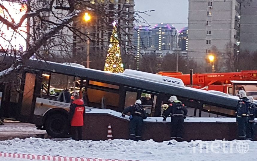 Ав авто славянский бульвар. Автобус Славянский бульвар авария. Трагедия метро Славянский бульвар автобус. Авария на Славянском бульваре. Авария на Славянском бульваре в метро автобус.