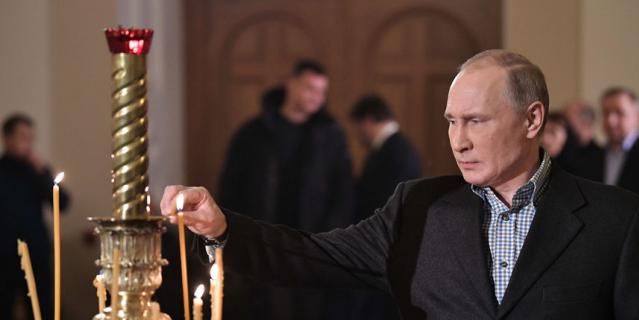 Президент России Владимир Путин на рождественской службе в церкви святых и праведных Симеона Богоприимца и Анны Пророчицы на Моховой улице в Петербурге. Президент России Владимир Путин на рождественской службе в церкви святых и праведных Симеона Богоприимца и Анны Пророчицы на Моховой улице в Петербурге.
