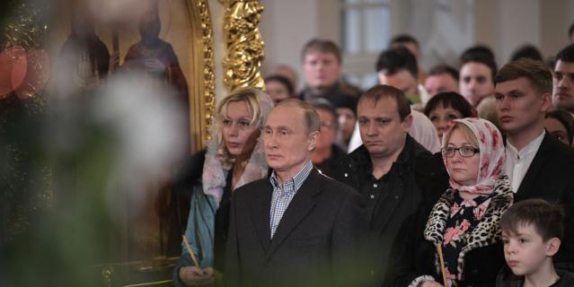 Президент России Владимир Путин на рождественской службе в церкви святых и праведных Симеона Богоприимца и Анны Пророчицы на Моховой улице в Петербурге. Президент России Владимир Путин на рождественской службе в церкви святых и праведных Симеона Богоприимца и Анны Пророчицы на Моховой улице в Петербурге.