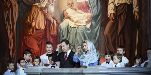 Премьер-министр России Дмитрий Медведев с супругой Светланой посетил ночное рождественское богослужение в храме Христа Спасителя в Москве. Премьер-министр России Дмитрий Медведев с супругой Светланой посетил ночное рождественское богослужение в храме Христа Спасителя в Москве.