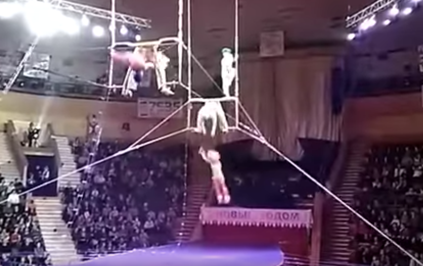 Гимнастка сорвалась во время выступления. Гимнасты в цирке. Воздушные гимнасты. Воздушная гимнастка в цирке. Падение в цирке.
