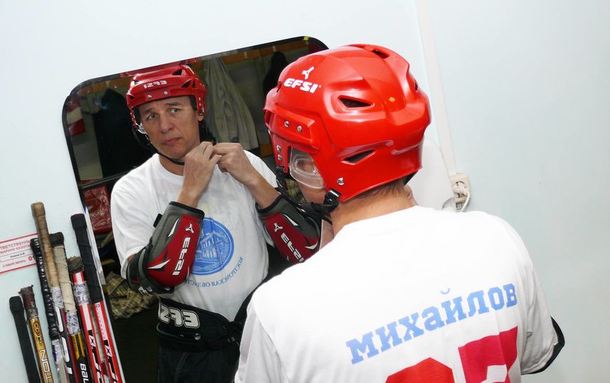 Судя по фото в социальных сетях, Михайлов, как и Путин, увлекается хоккеем. Фото facebook.com|michailov