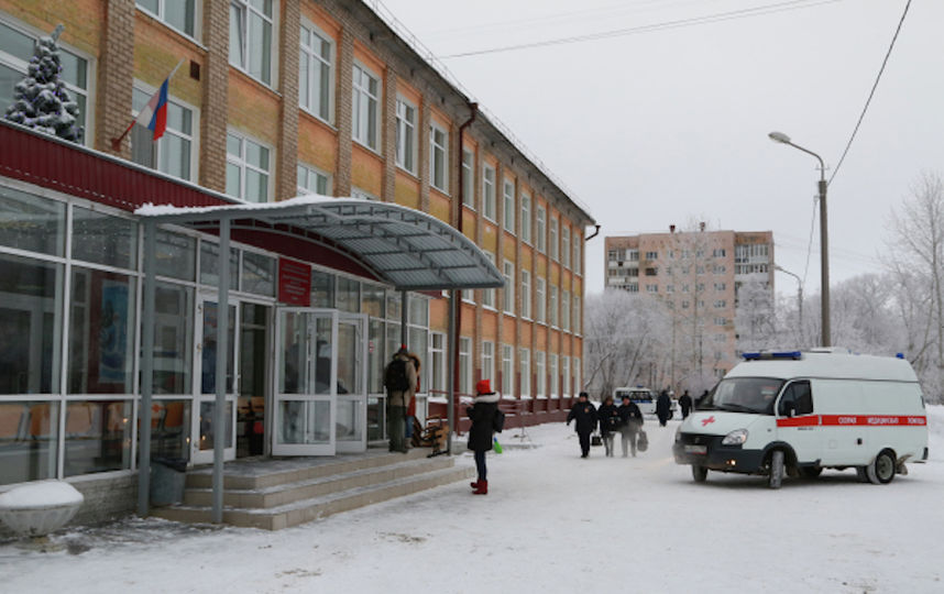 Спасательные службы у школы в Перми, где произошла поножовщина. Фото РИА Новости