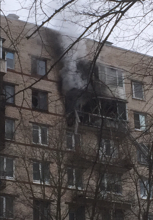 Пожар произошел в доме №64 по пр.Космонавтов. Фото vk.com