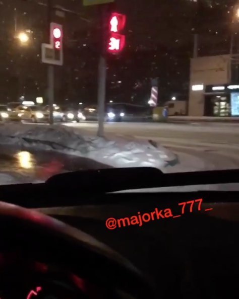 Ночной заезд мажоров по тротуару в столице попал на видео Ночной заезд мажоров по тротуару в столице попал на видео