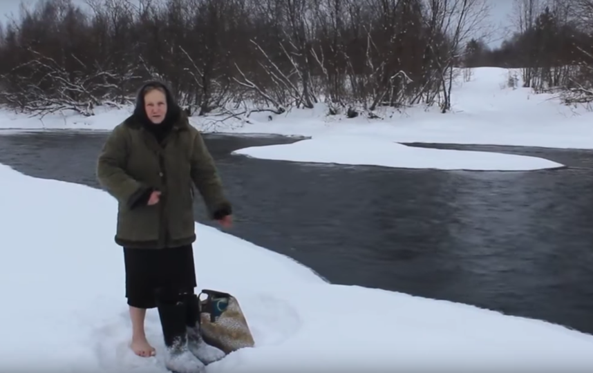 Пенсионерка вынуждена ходить за хлебом босиком через ледяную реку — видео