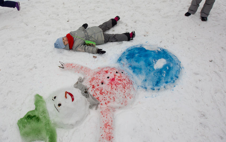 Гости фестиваля могли отдохнуть рядом со снежными героями. Фото Василий Кузьмичёнок